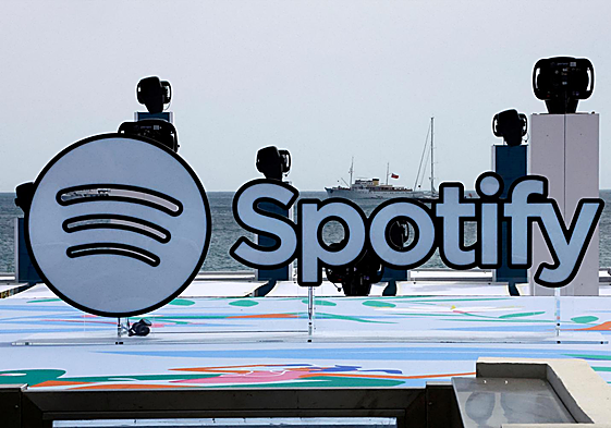 Un cartel luminoso con el logo de Spotify