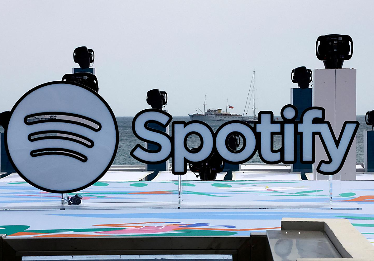 Un cartel luminoso con el logo de Spotify