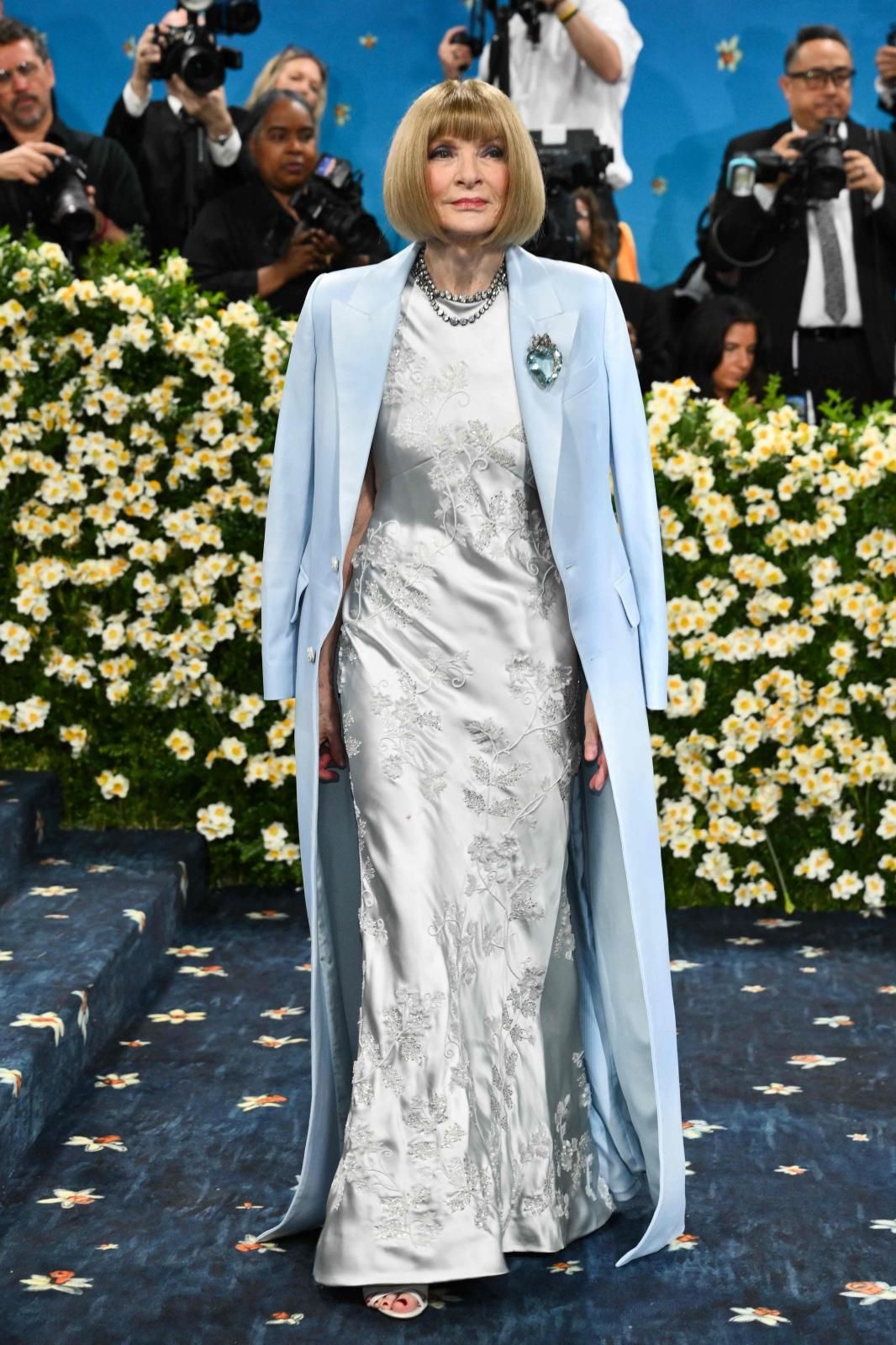 Anna Wintour, editora jefe de Vogue USA y máxima responsable de la gala, nunca sigue sus propias indicaciones de estilismo para el evento. Si el año pasado se decantó por Loewe, este año lo ha hecho por Louis Vuitton, la firma estrella de la velada, con un estido lencero con flores bordadas y un abrigo en azul bebé. 