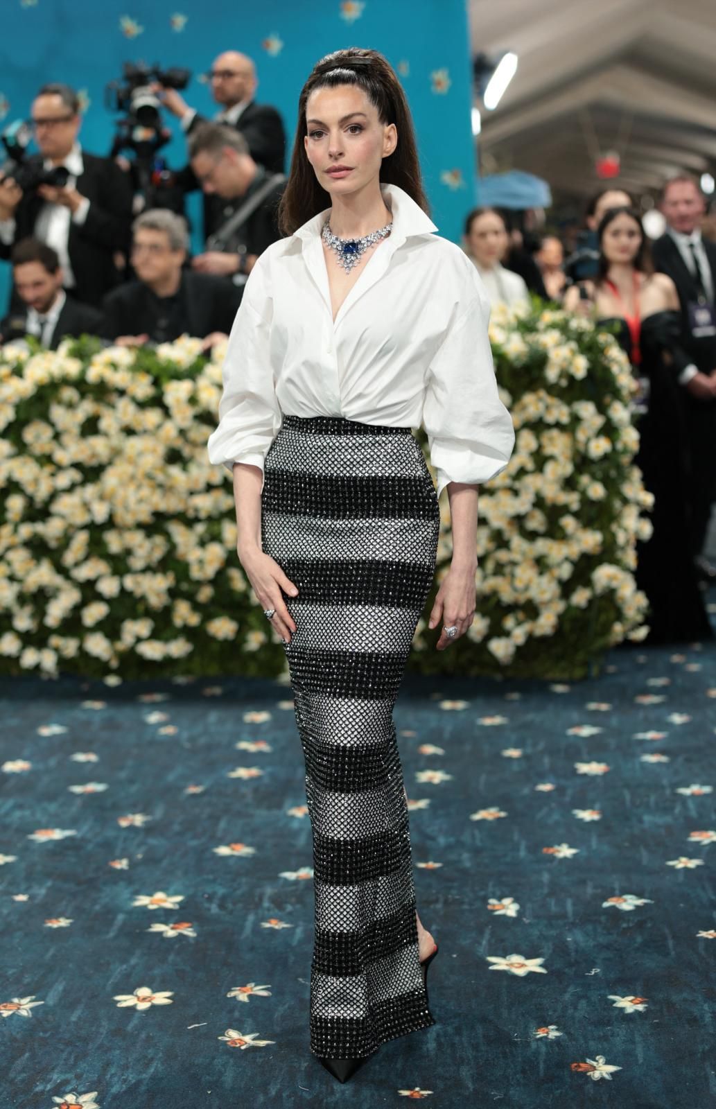 Anne Hathaway, muy clásica y sencilla de Carolina Herrera, 