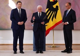 El presidente alemán, Frank-Walter Steinmeier, junto al canciller Friedrich Merz y el vicecanciller y ministro de Finanzas, el socialdemócrata Lars Klingbeil.