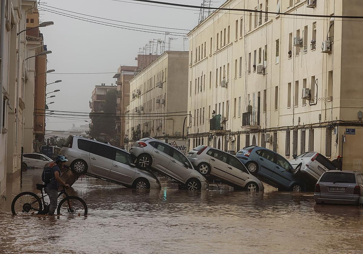 Coches amontonados en el barrio de La Torre de Valencia tras la dana.