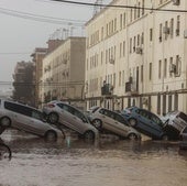 Coches amontonados en el barrio de La Torre de Valencia tras la dana.