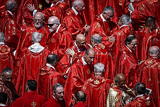 Los cardenales ultiman sus reuniones antes de encerrarse mañana en el cónclave