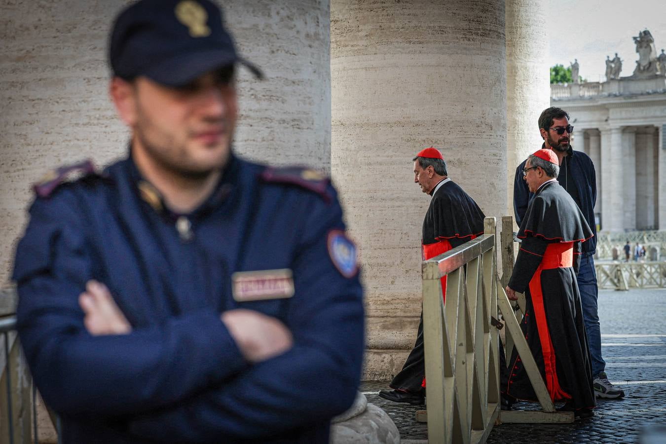 Los cardenales ultiman sus reuniones antes de encerrarse mañana en el cónclave