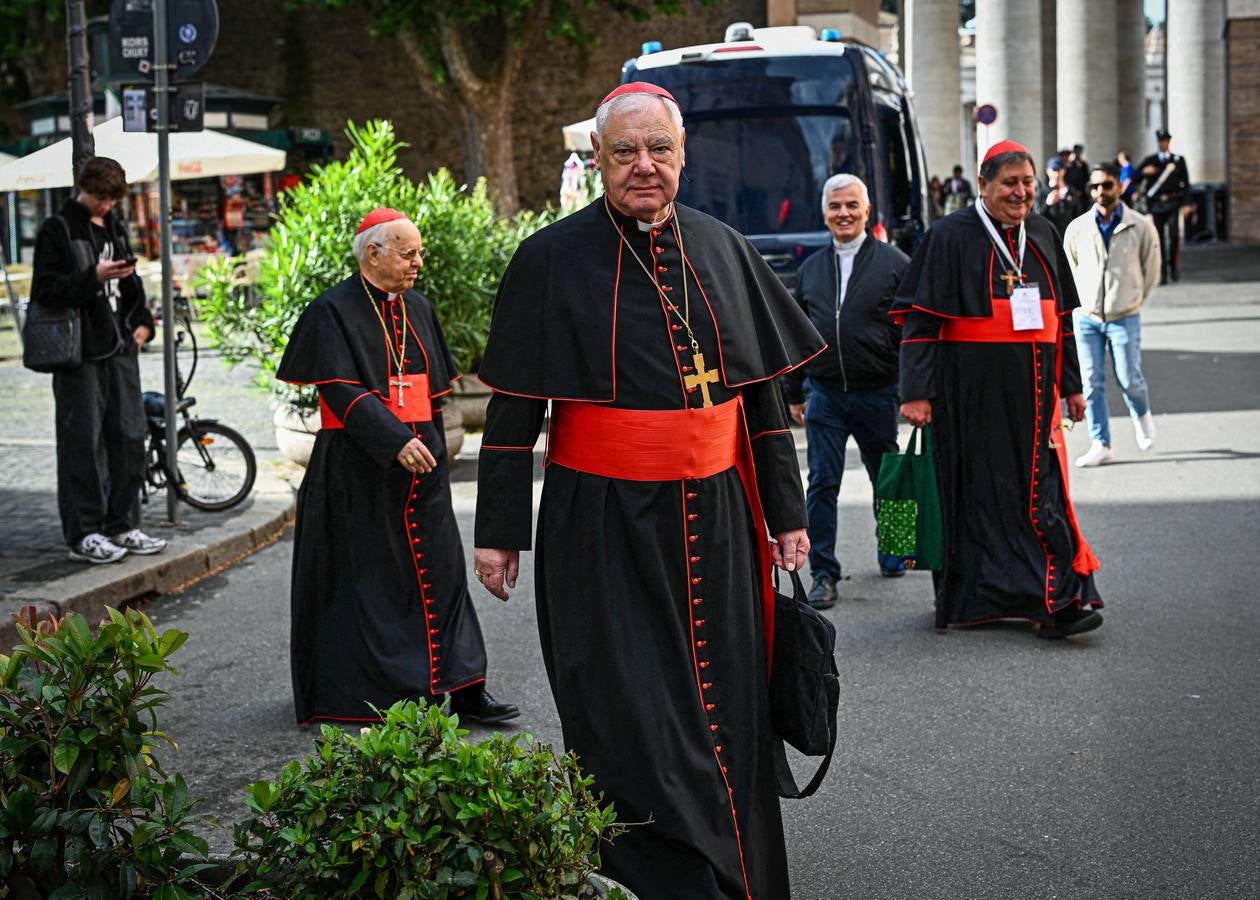 Los cardenales ultiman sus reuniones antes de encerrarse mañana en el cónclave