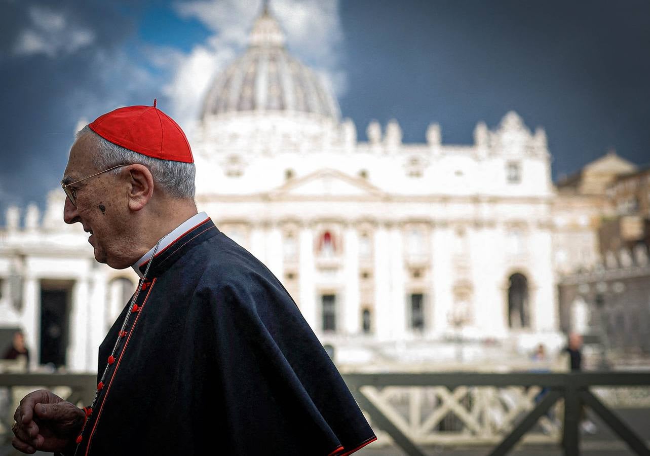 Los cardenales ultiman sus reuniones antes de encerrarse mañana en el cónclave