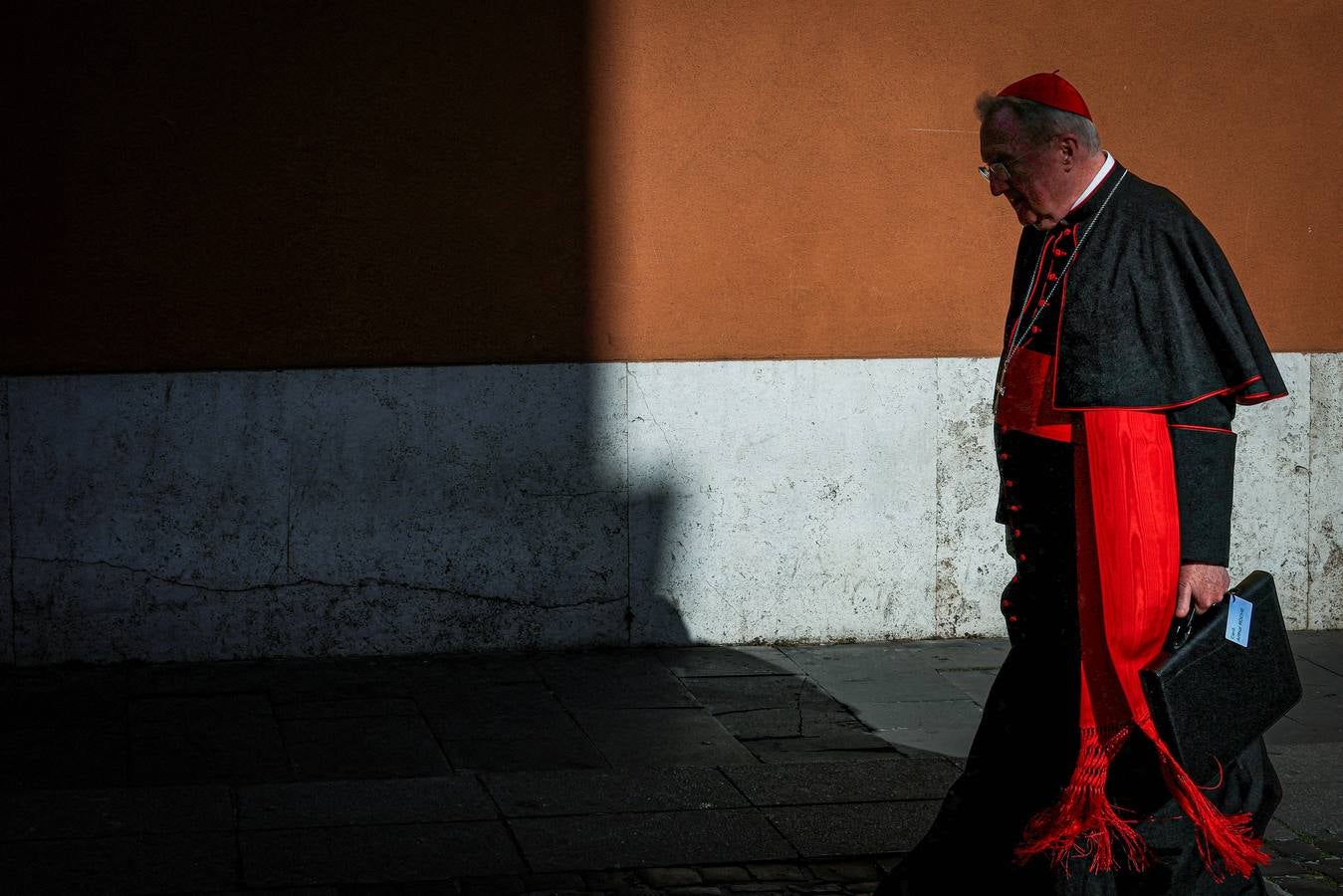 Los cardenales ultiman sus reuniones antes de encerrarse mañana en el cónclave