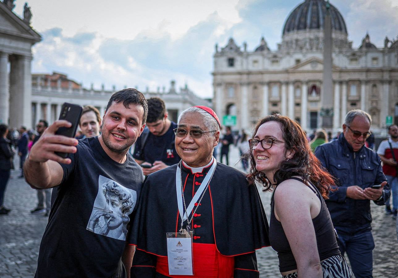 Los cardenales ultiman sus reuniones antes de encerrarse mañana en el cónclave