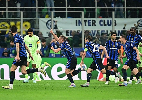 Davide Frattesi, brazo en alto, celebra junto a sus compañeros el 4-3 del Inter en la prórroga.