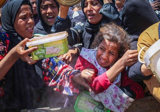 Las colas ante las escasas cocinas donde las ONGs reparten todavía alimentos registran escenas dramáticas de palestinos hambrientos.
