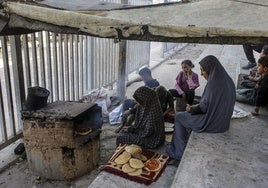Un grupo de mujeres palestinas que han tenido que abandonar sus hogares en Gaza.