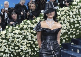 El dandismo tiñe de blanco y negro la alfombra azul de la MET Gala 2025