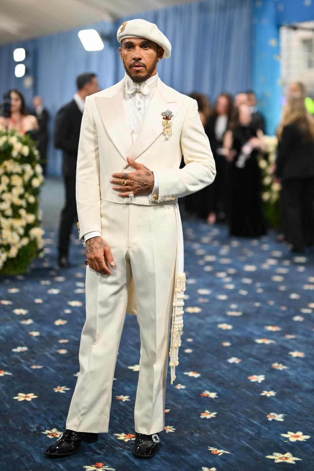 Lewis Hamilton, uno de los coanfitriones de la noche, con un atuendo complicado.