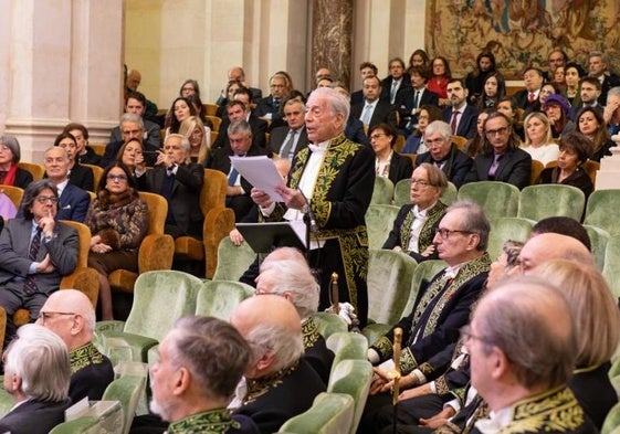 El escritor hispano-peruano Mario Vargas Llosa (de pie) pronuncia su discurso de ingreso en la Academia Francesa.