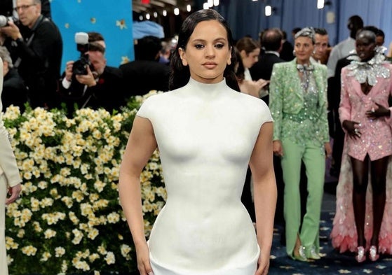 Rosalía, con un vestido escultural.