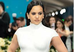 Rosalía se viste de escultura clásica en la Gala MET 2025 con el vestido blanco de Balmain