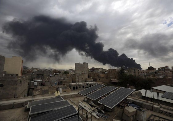 Israel bombardea Saná, la capital de Yemen.