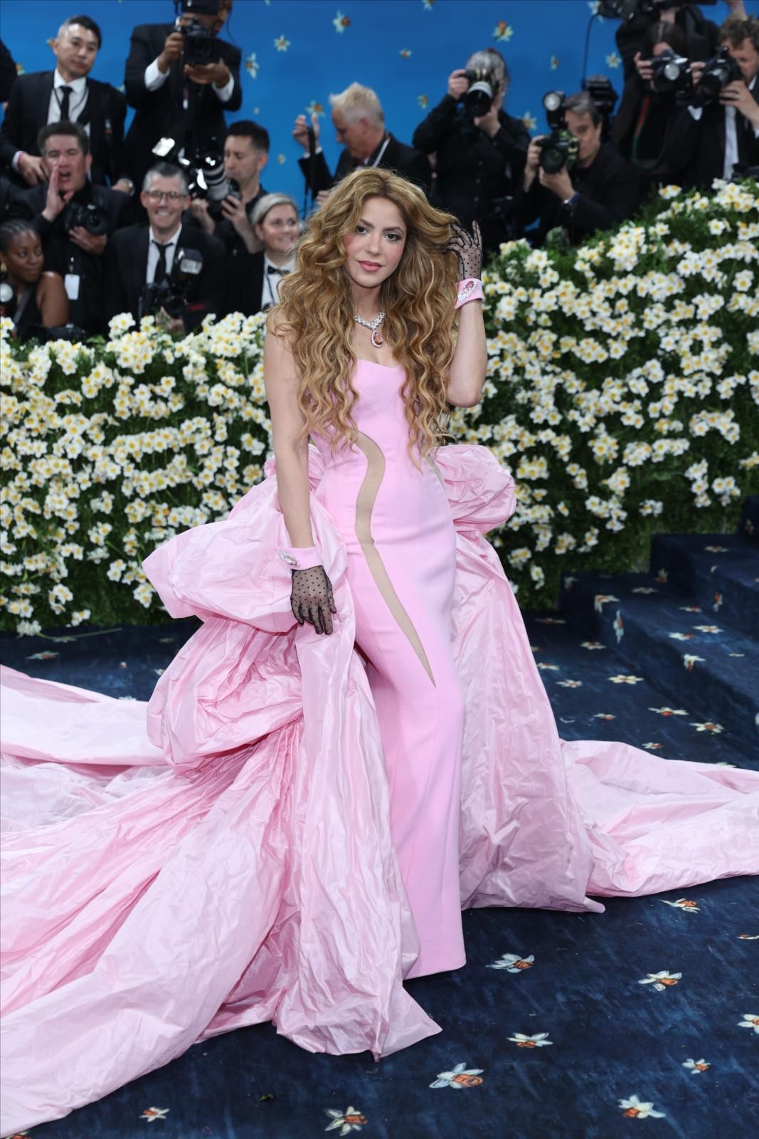 Shakira, que parecía haberse equivocado de fiesta, dio el cante con un estilismo rosa de Prabal Gurung con una de las colas más imponentes de la noche.