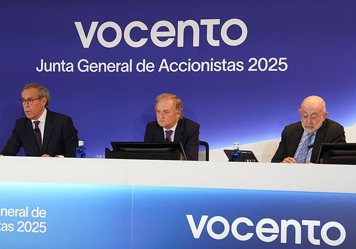 El consejero delegado de Vocento, Manuel Mirat, el presidente, Ignacio Ybarra, y el secretario del consejo, Carlos Pazos.