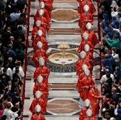 Los cardenales entran en la basílica de San Pedro antes del inicio del cónclave.