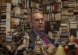 Luis Alberto de Cuenca, durante una entrevista.