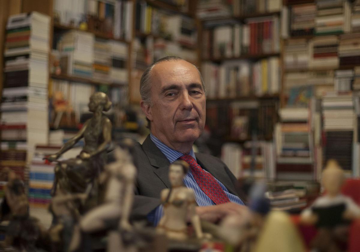 Luis Alberto de Cuenca, durante una entrevista.