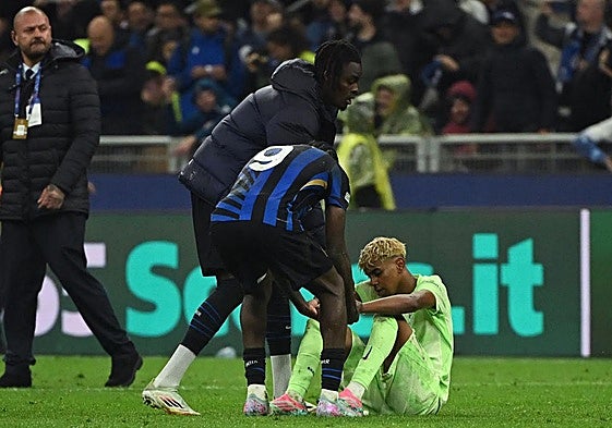 Lamine Yamal, consolado por Marcus Thuram tras la despedida del Barça en Milán.