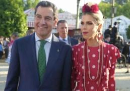 Manuela Villena, la mejor vestida de la Feria de Abril con un traje de flamenca de lunares y flores en el pelo naturales