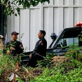 Policías venezolanos vigilan el exterior de la embajada argentina en Caracas.