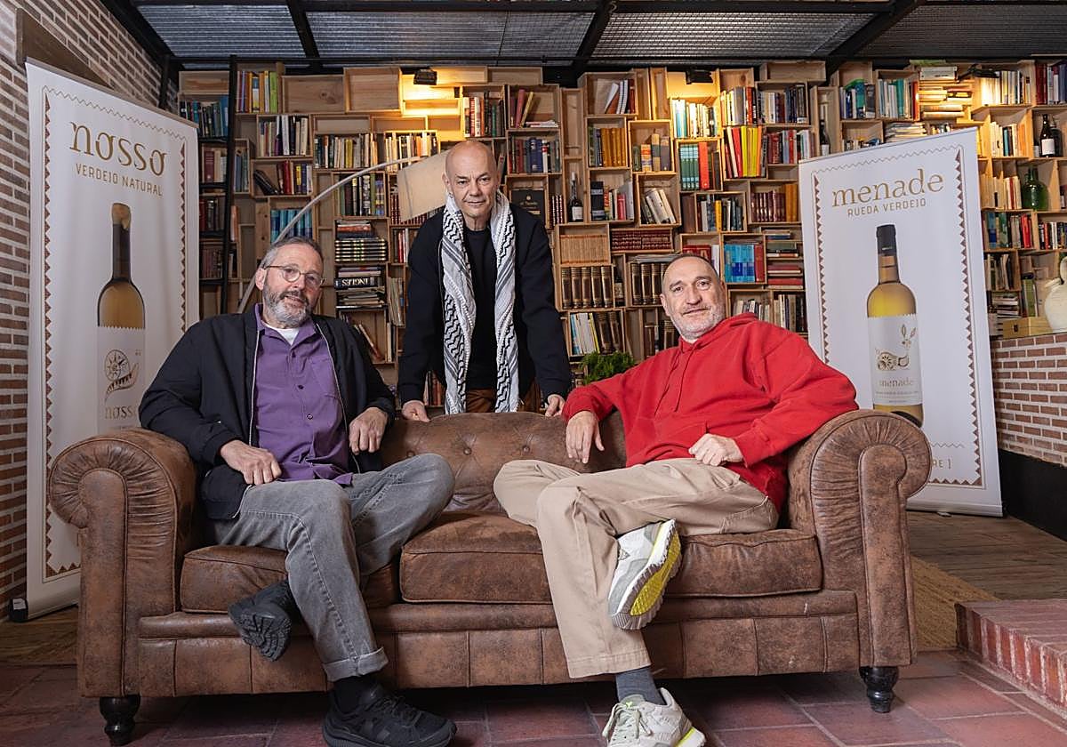 Alberto García, Jesús Cifuentes y Goyo Yeves, en una sala de Bodegas Menade en La Seca, donde han presentado la gira