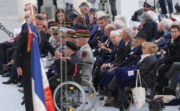 El presidente francés, Emmanuel Macron, saluda a un veterano.