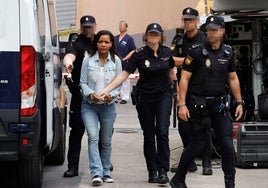 Ana Julia Quezada es trasladada por la Policía al juicio