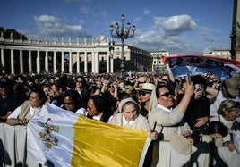 Alegría en la plaza de San Pedro del Vaticano al ver la fumata blanca que anunciaba la elección del nuevo Papa.