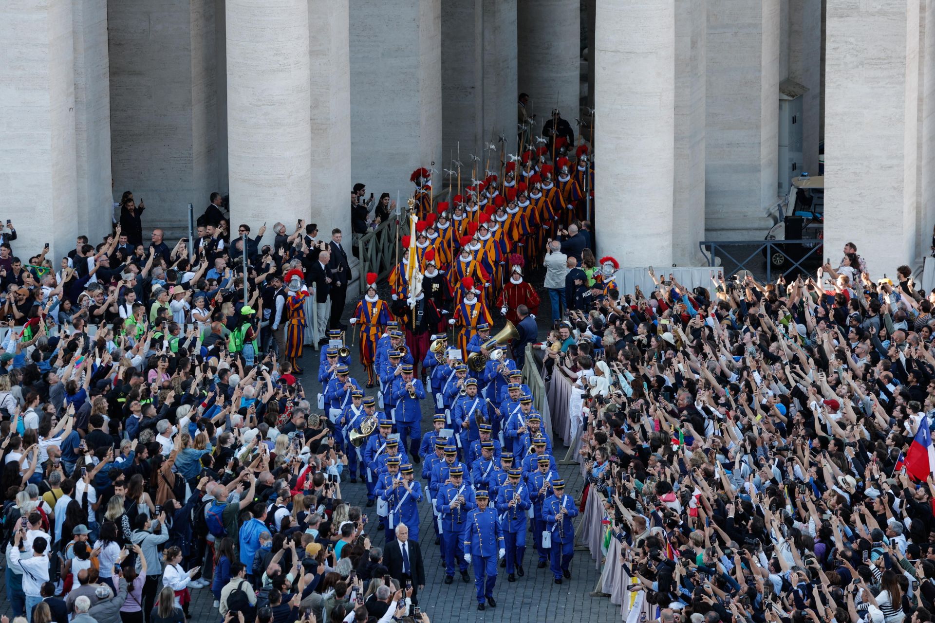 Secondary Image 2 - In the superior image, believers lead to the fourteenth clouds after their speech; Below, my religion carries the American flag; Finally, the Swiss goalkeeper goes to Basilica.