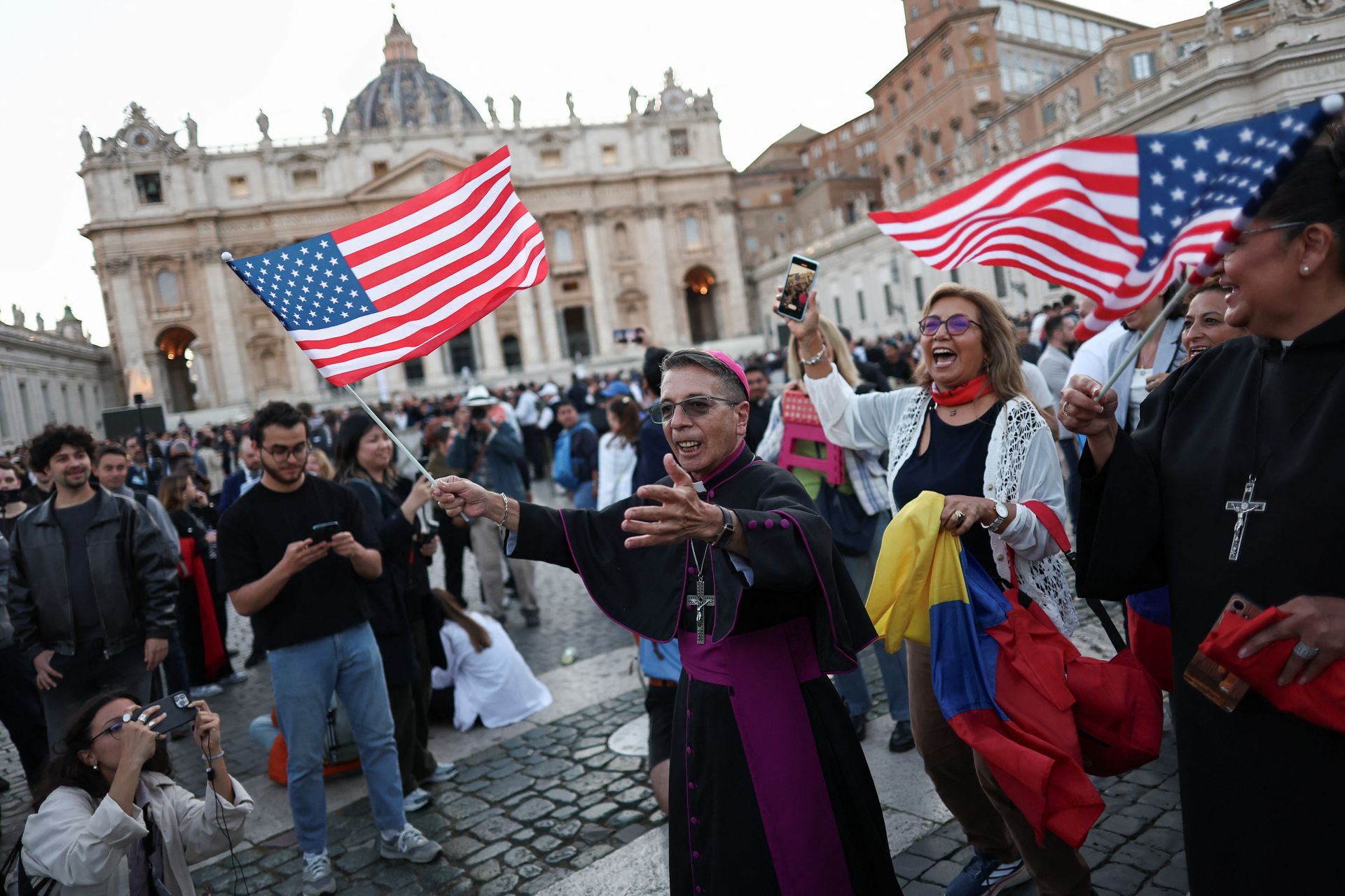 Secondary Image 1 - In the superior image, the believer withdrawal to Liu XIV after their speech; Below, my religion carries the American flag; Finally, the Swiss goalkeeper goes to Basilica.