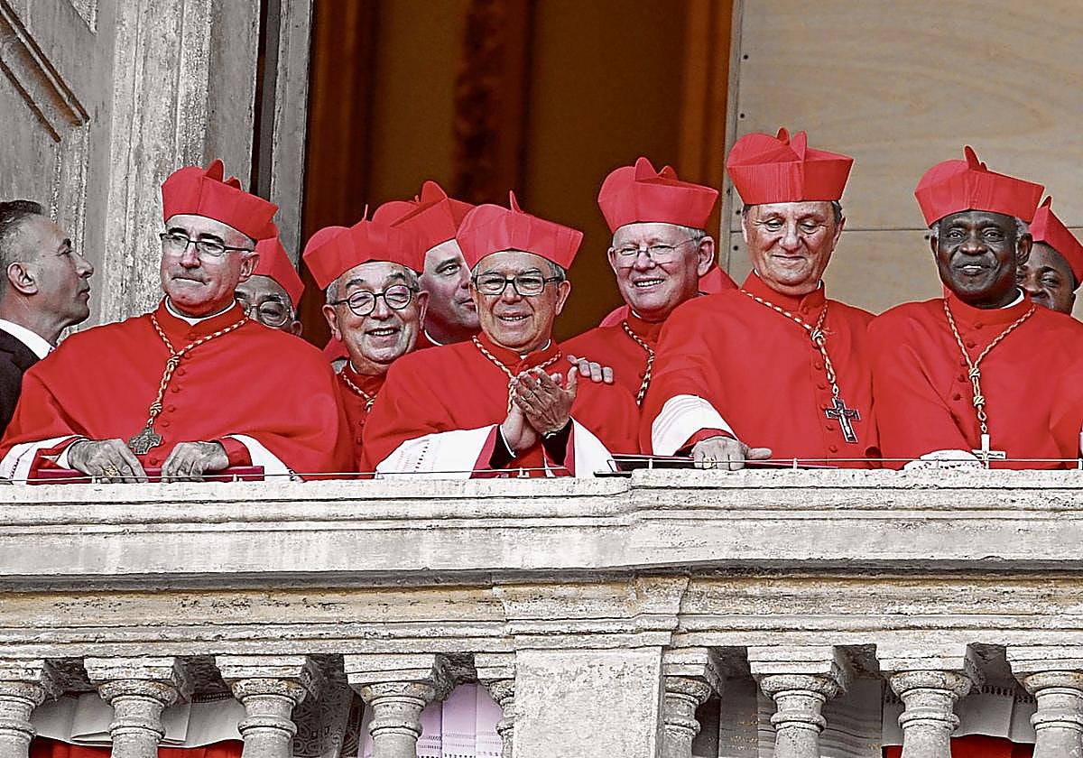 Un grupo de cardenales se asoman sonrientes a una de las balconadas de la plaza de San Pedro después de haber elegido al nuevo Papa.