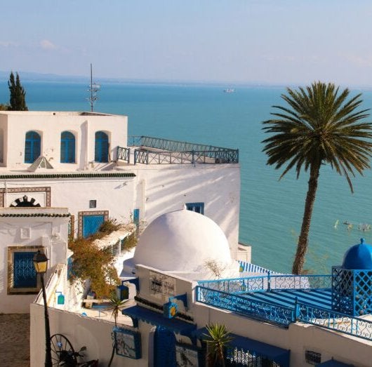 Parece Santorini y está a dos horas de tu casa: el paraíso de casas blancas con tejados azules menos masificado