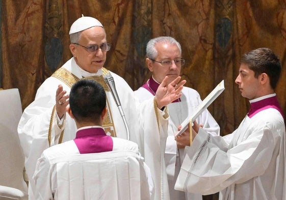 El nuevo Papa afirma que la Iglesia debe ser «un faro» por la «santidad de sus miembros» y no por «la magnificencia de sus estructuras»