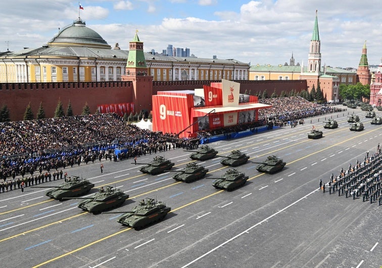 Los tanques rusos desfilan ante la tribuna de invitados en la Plaza Roja.