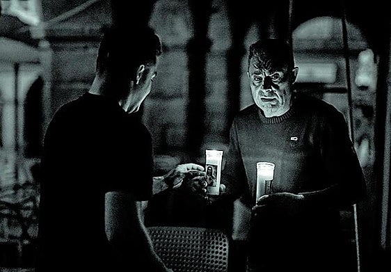 Dos personas sostienen unas velas durante el apagón del lunes 28 de abril