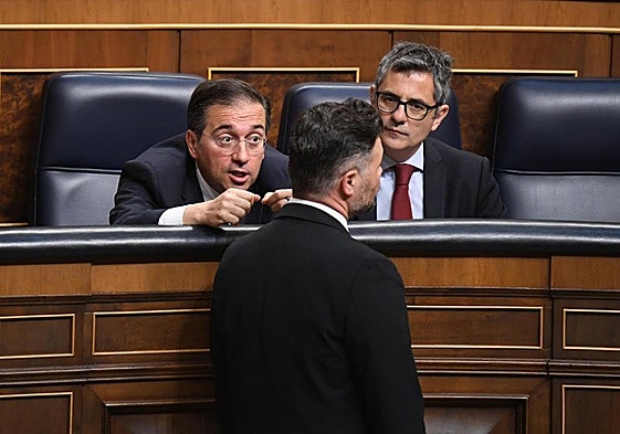 El ministro de Asuntos Exteriores, Unión Europea y Cooperación, José Manuel Albares (i) y el ministro de la Presidencia, Relaciones con las Cortes y Justicia, Félix Bolaños.