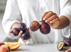 Por qué la nutricionista Laura Plaza está obsesionada con la ciruela pasa: «Su alto contenido en vitamina K es esencial para los huesos a partir de los 50»