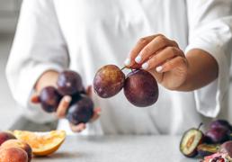 Por qué la nutricionista Laura Plaza está obsesionada con la ciruela pasa: «Su alto contenido en vitamina K es esencial para los huesos a partir de los 50»