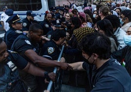 Escenas de tensión entre policías de Nueva York y manifestantes propalestinos al ser desalojada la Biblioteca Butler de la Universidad de Columbia.