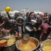 Familias palestinas desplazadas intentan conseguir una ración de comida en el campo de refugiados de Yabalia, en el norte de Gaza.