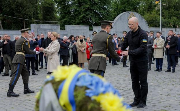 Los representantes de Exteriores de la UE rinden homenaje a los soldados ucranianos caídos en la guerra en un acto en Leópolis.