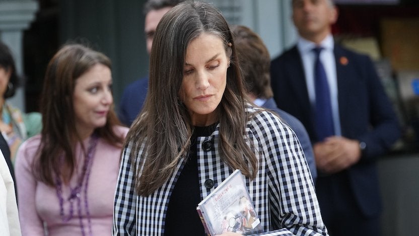 Estos son los libros que la reina Letizia se ha llevado en su visita a la Feria del Libro