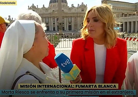 Marta Riesco, durante la cobertura de la fumata blanca.
