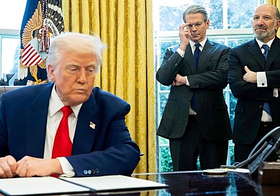 Donald Trump, junto a Scott Bessent y Howard Lutnick, secretarios del tesoro y de comercio, respectivamente, en la Casa Blanca.